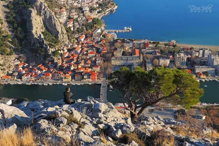 Judita Omiš Buitenkant foto